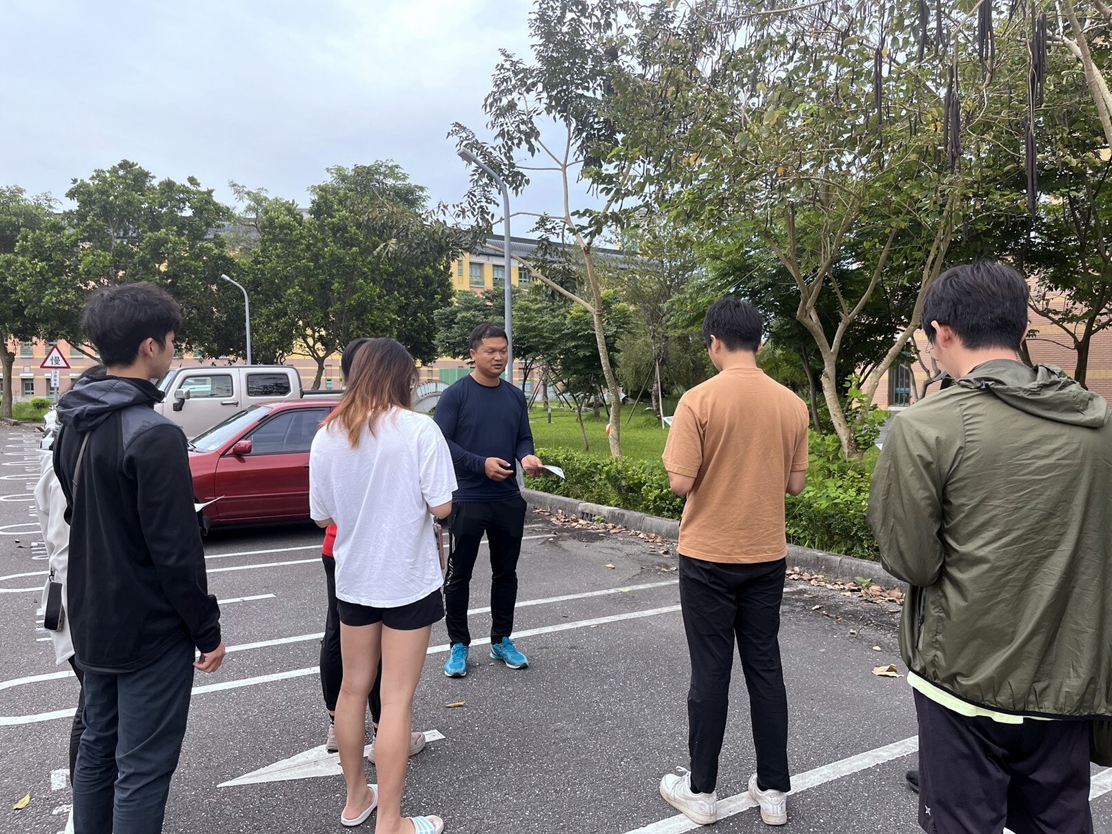 東華定向活動設計工作坊-同學們聆聽講師說明地圖判讀