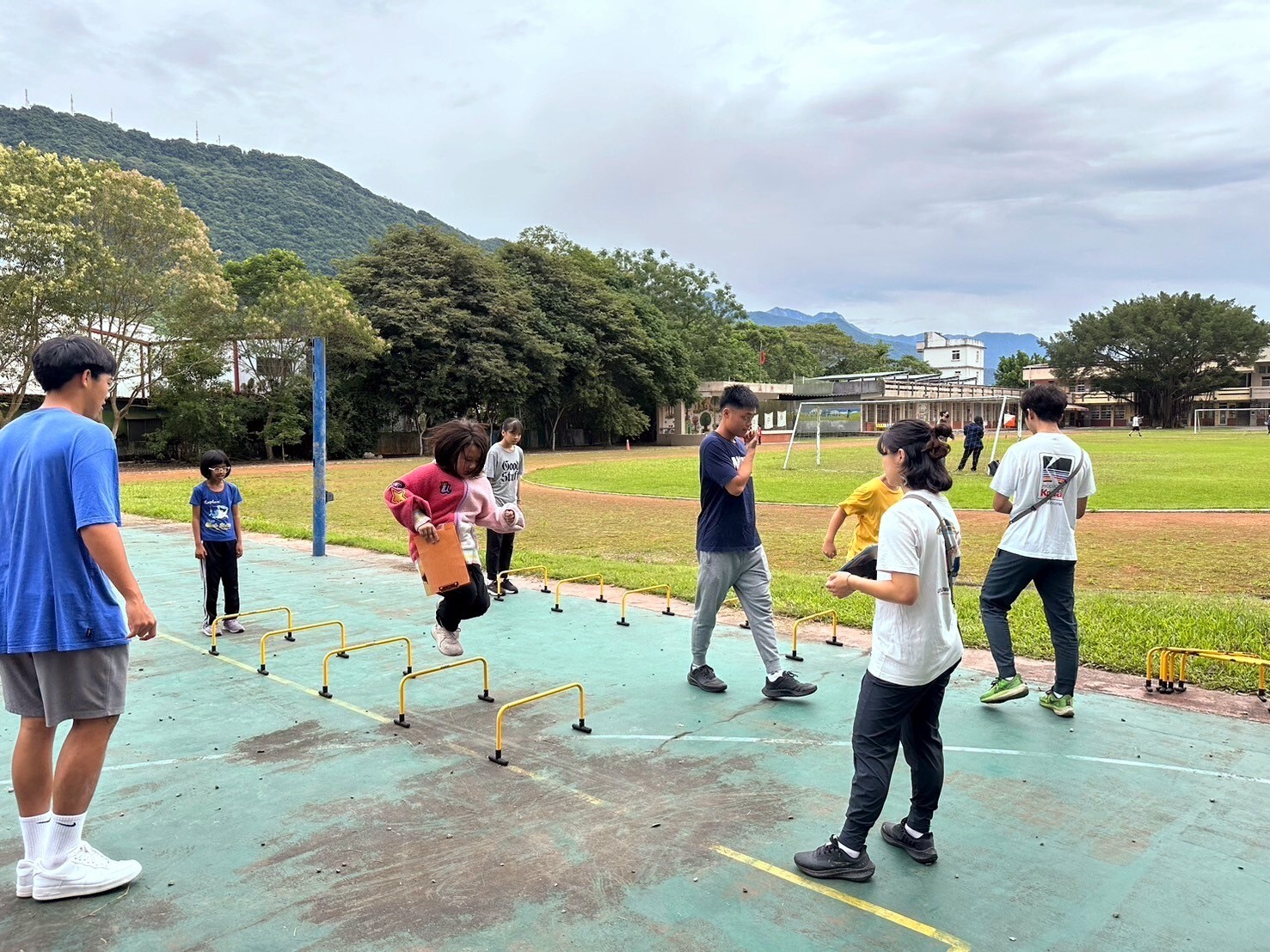 志學國小定向挑戰X英語活動-東華大學學生帶領小朋友進行小欄架挑戰