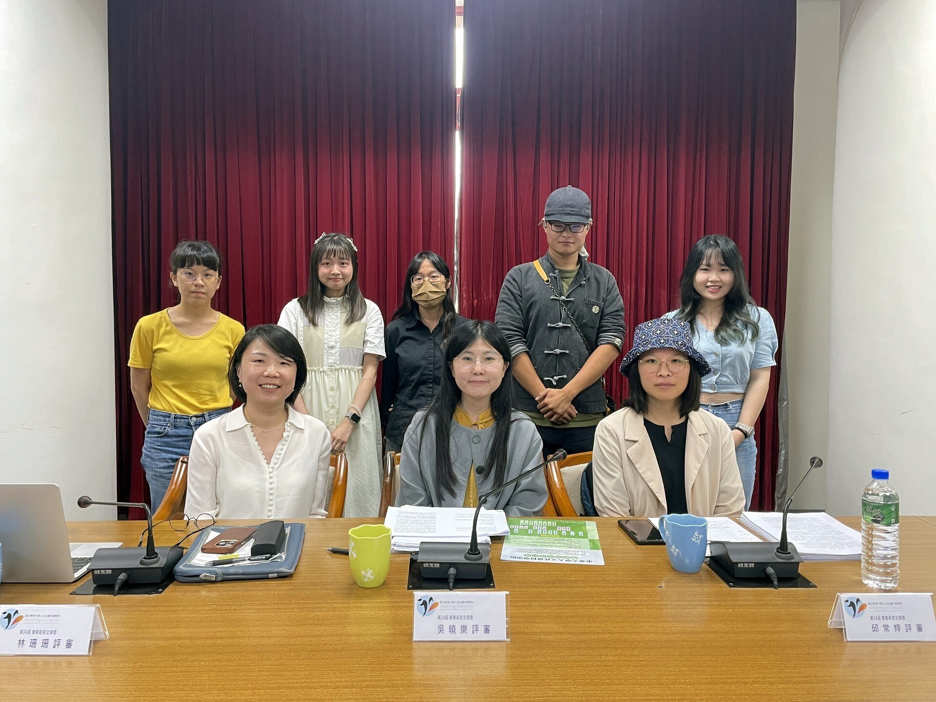 短篇小說組實體決審會議-獲獎同學與評審合影