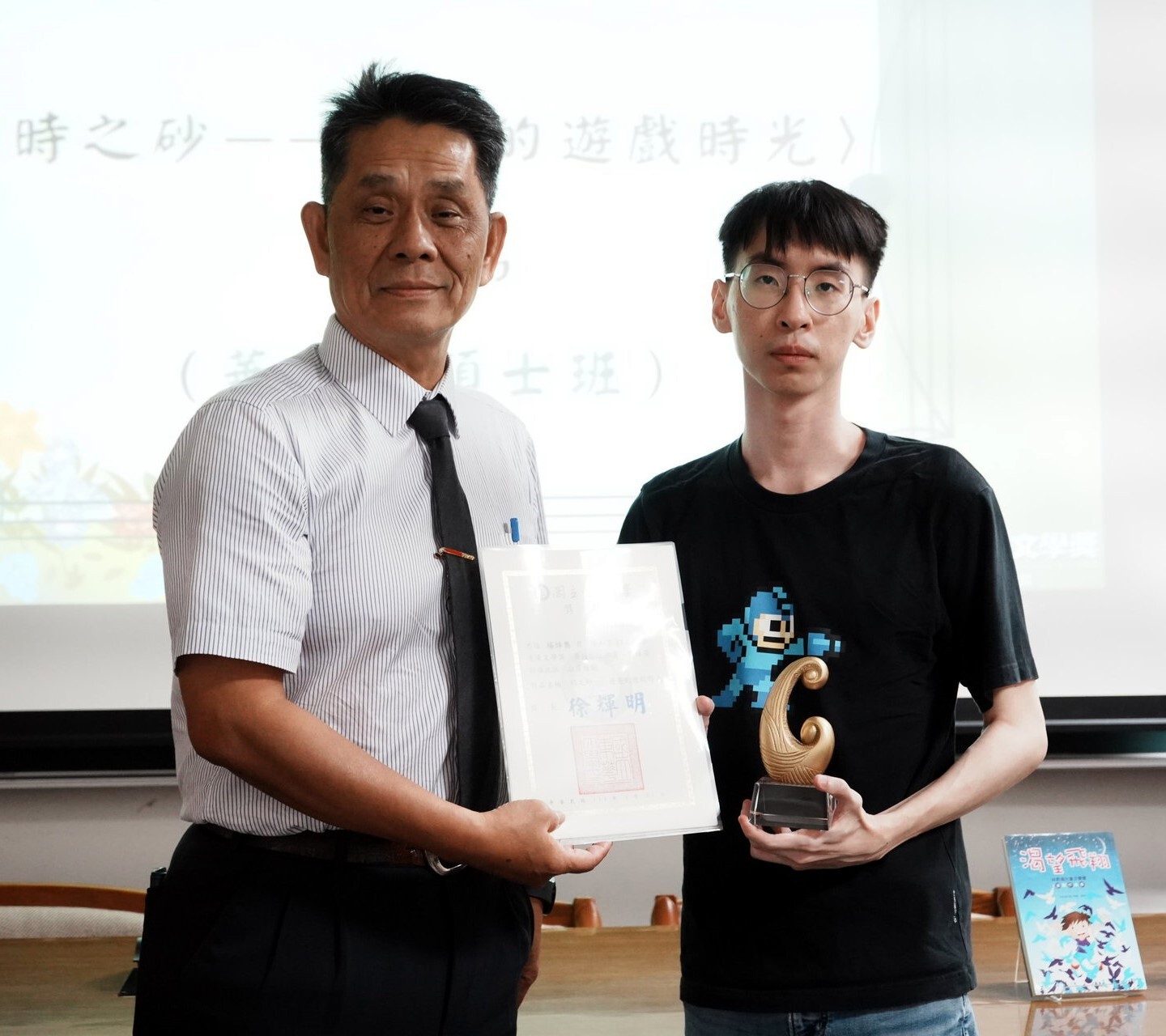 徐輝明校長頒發散文組首獎