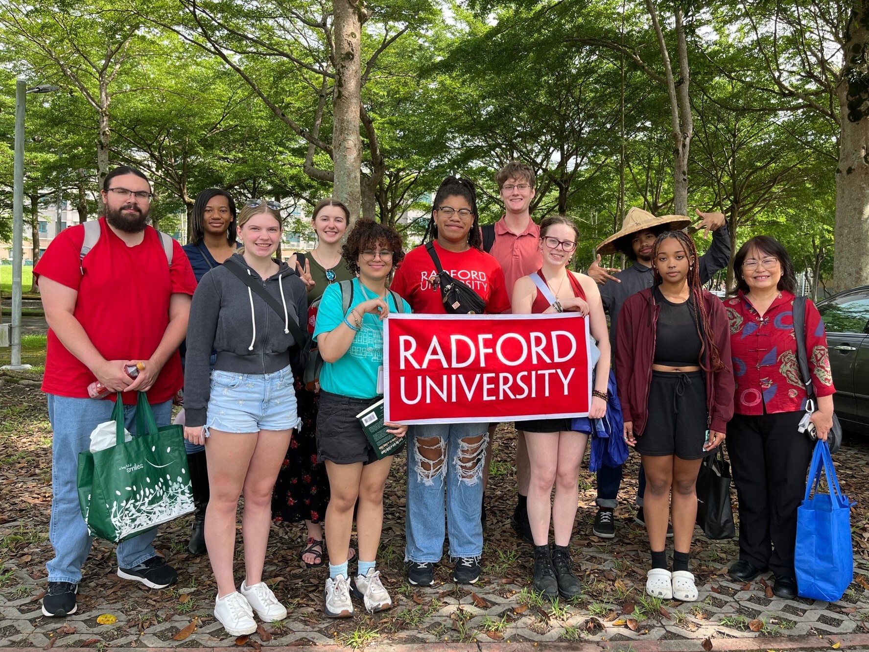 維吉尼亞州 Radford University傅亦平老師帶領海外實習參訪的學生蒞校進行交流
