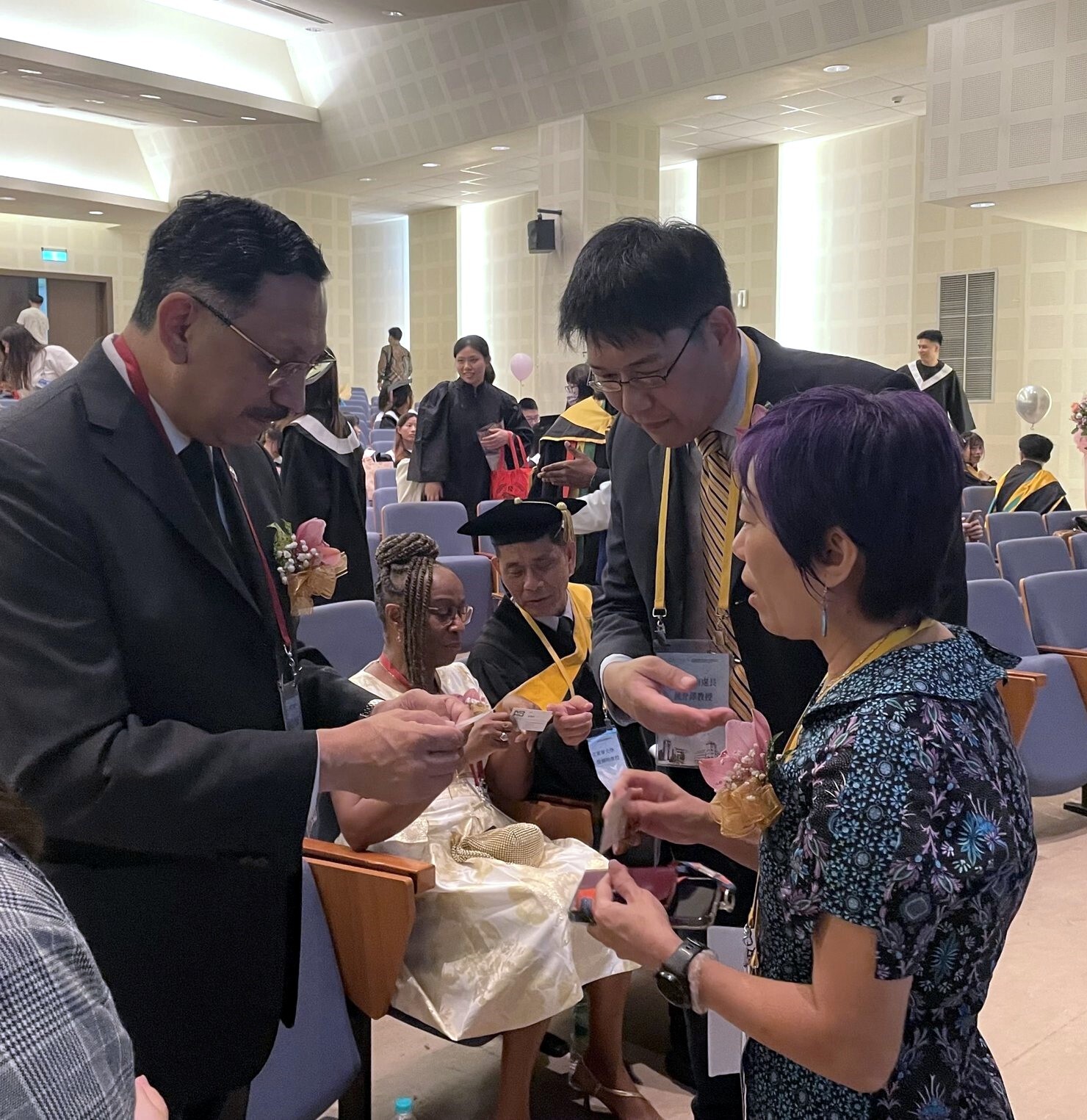 國際事務處侯介澤副處長與國際學生組謝顥音組長與大使互動