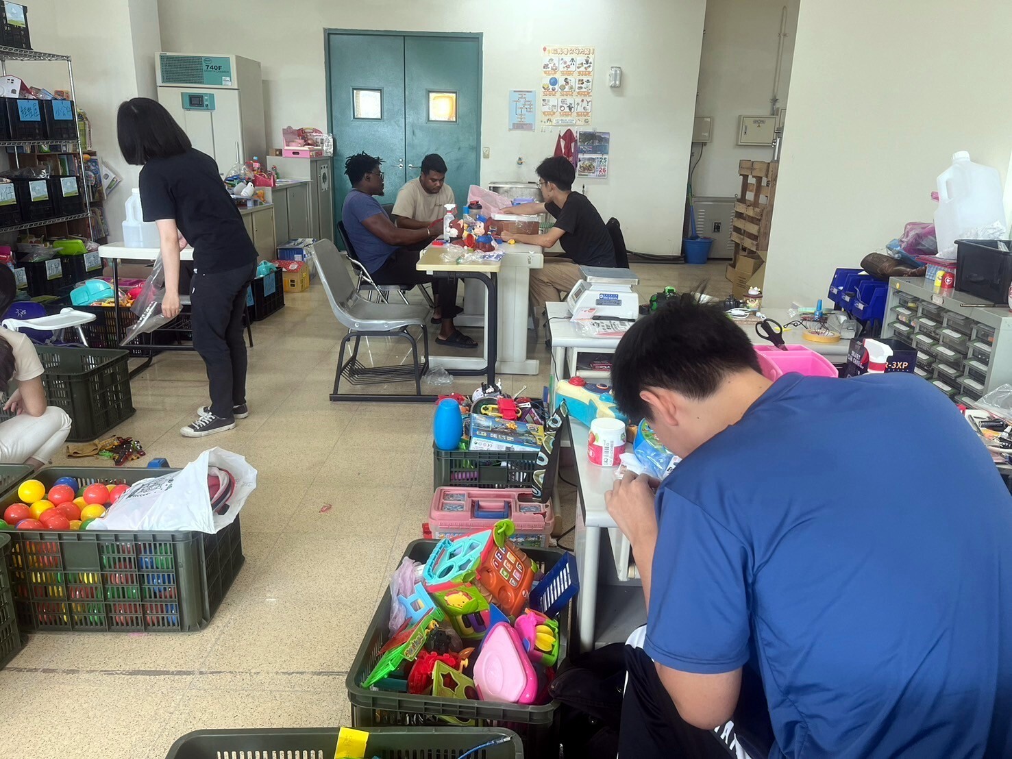 號召在校生共同協助整理玩具物流中心