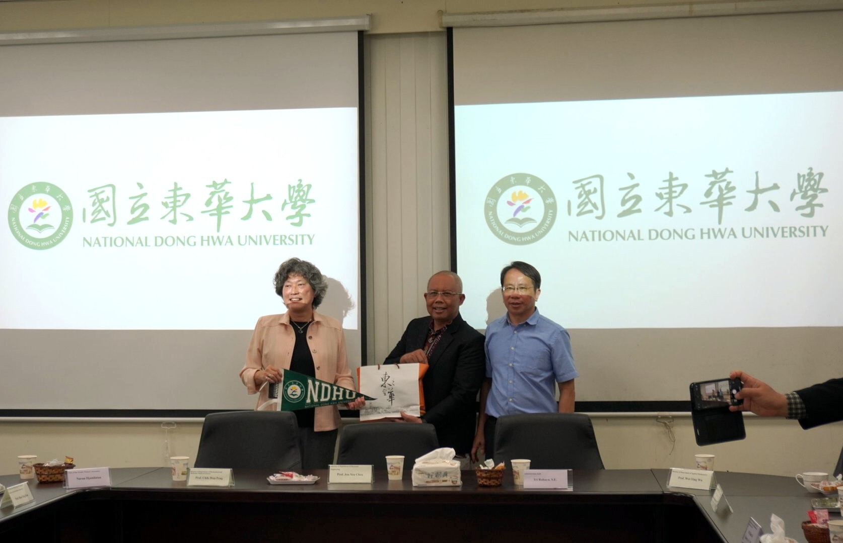 國際長與理工學院院長致贈禮物予UGM代表