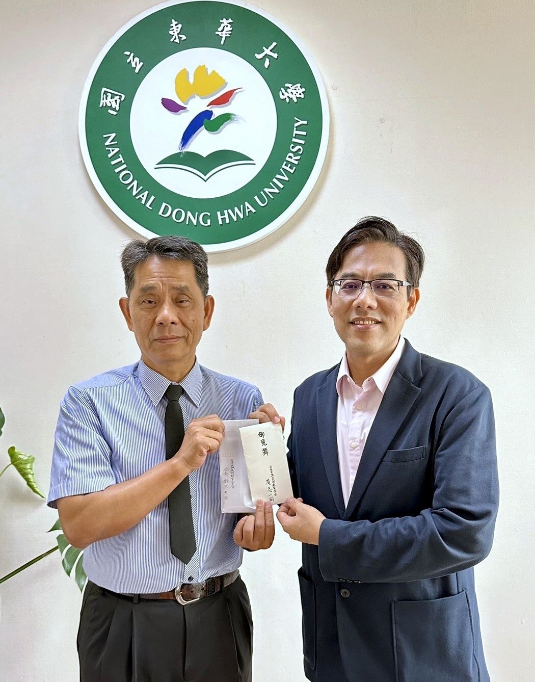 李崗教授代表轉陳日本實踐美術教育學會捐款