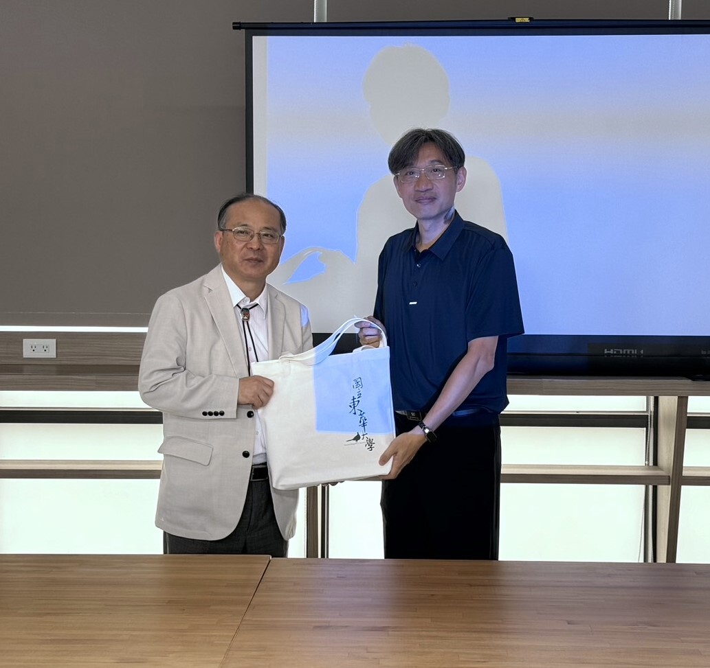 理工學院張意政副院長致贈紀念品