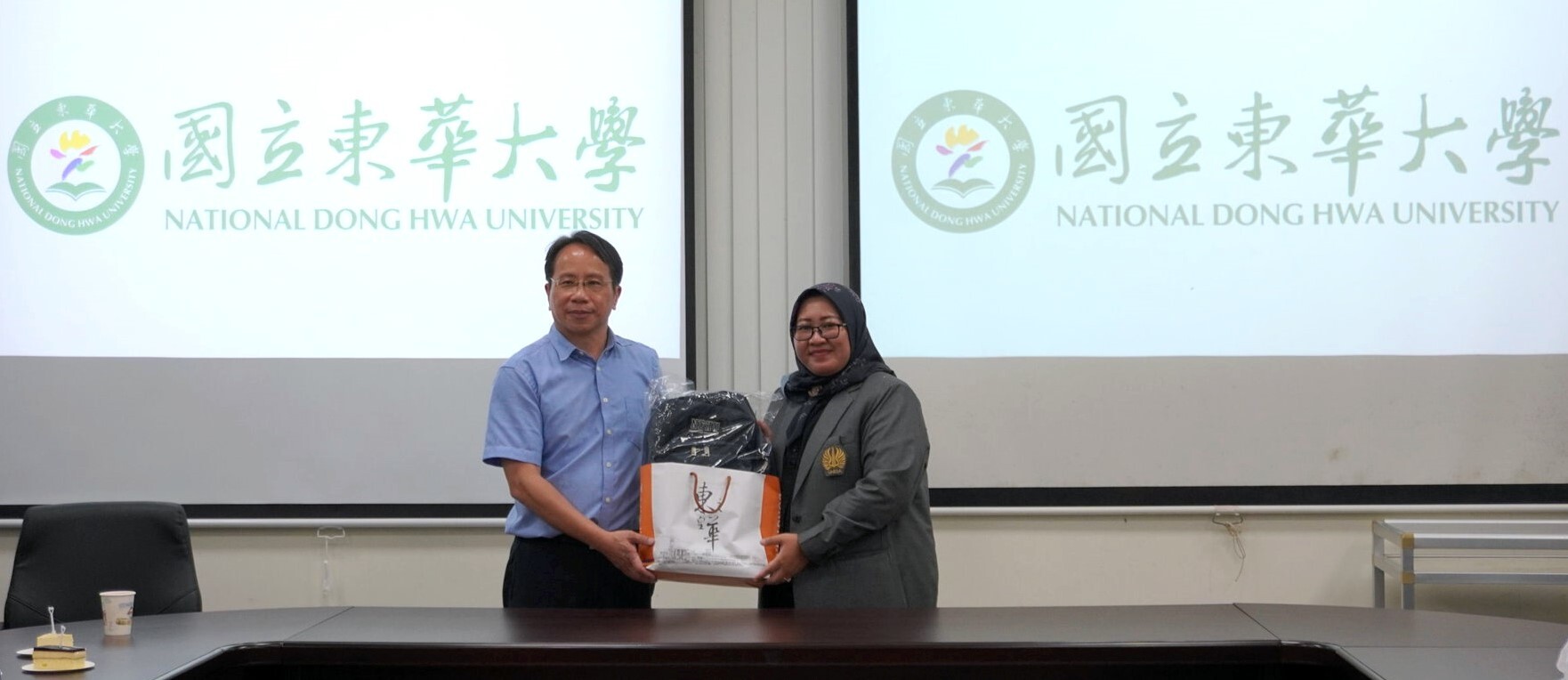 理工學院致贈禮物給UNESA