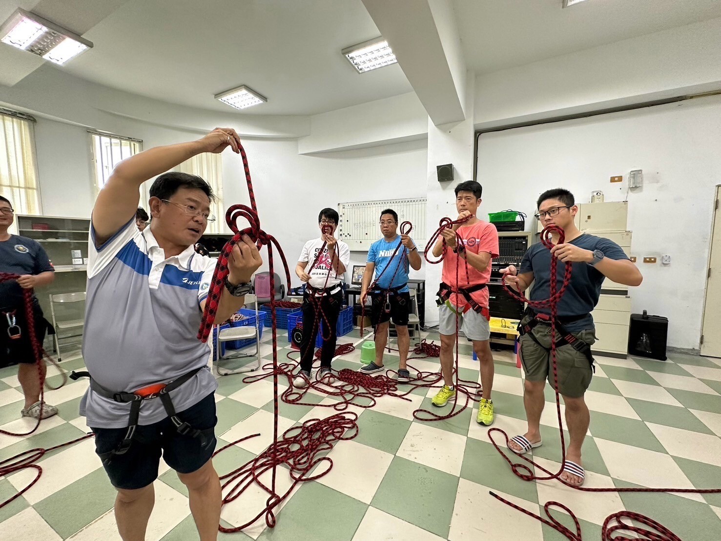 體育中心朱文正副主任教授救援繩索應用