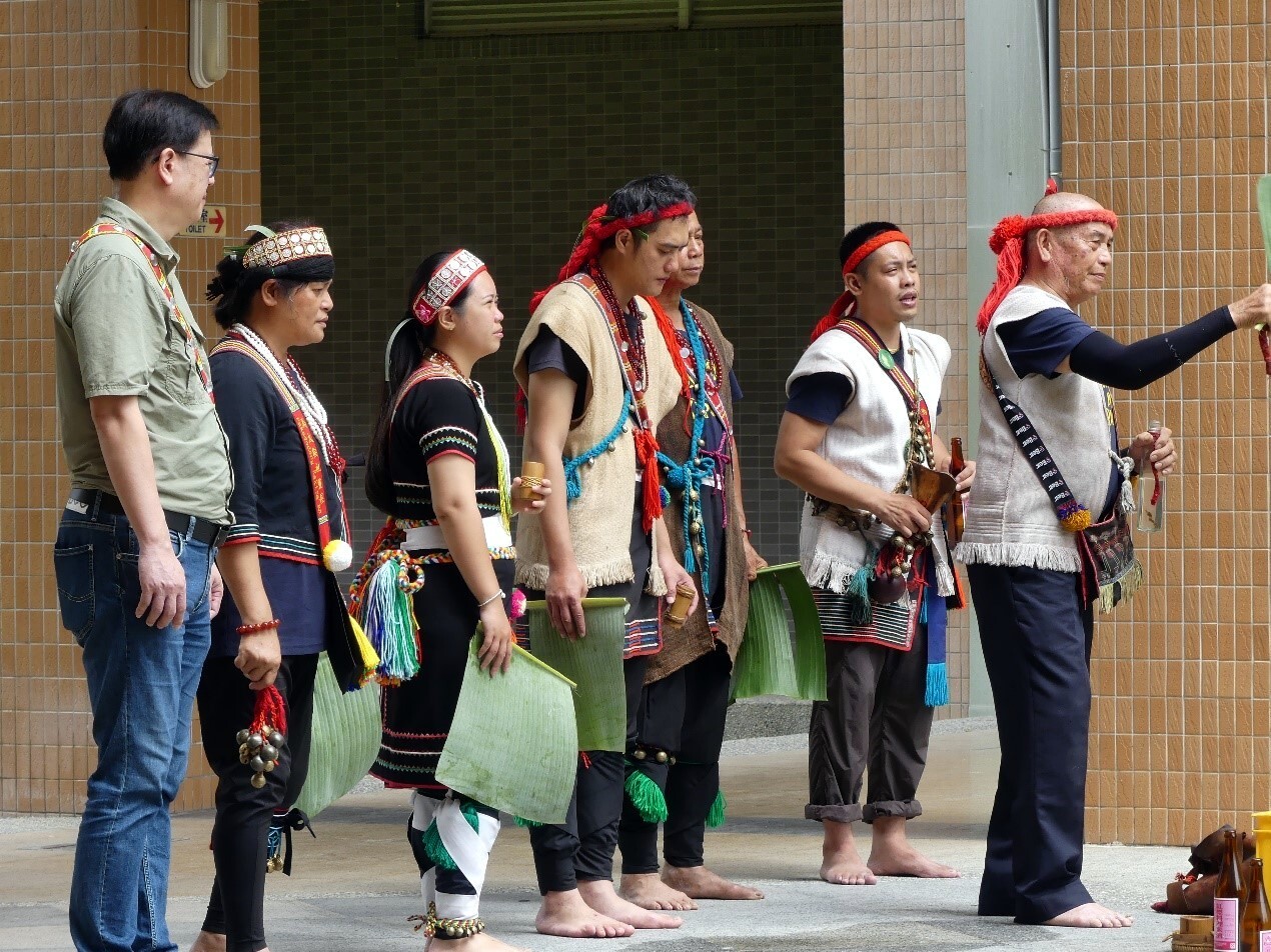 馬太鞍祭師團隊於原民院大樓進行除穢儀式