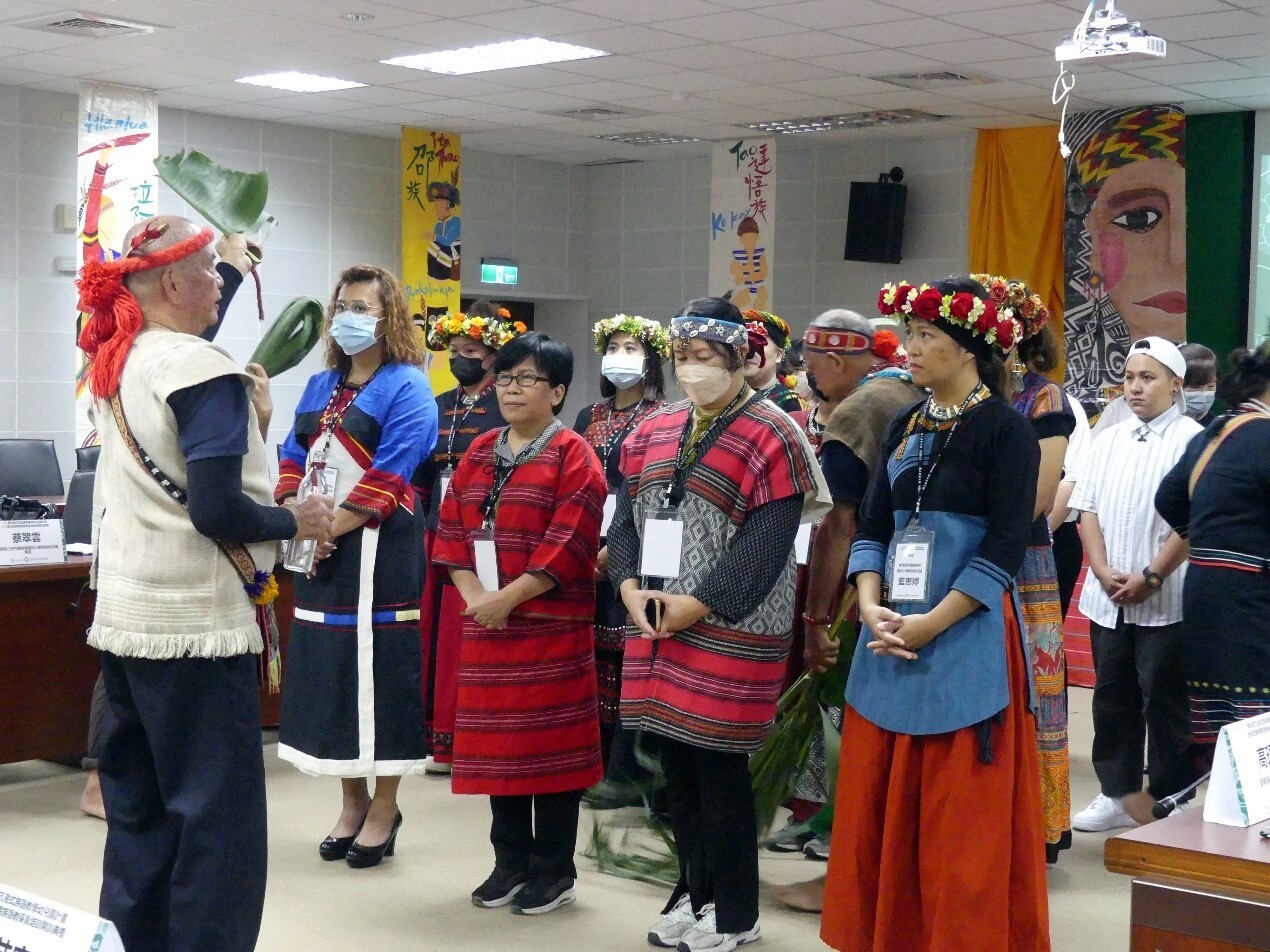 馬太鞍祭師團隊為新聘族語教保員進行除穢儀式
