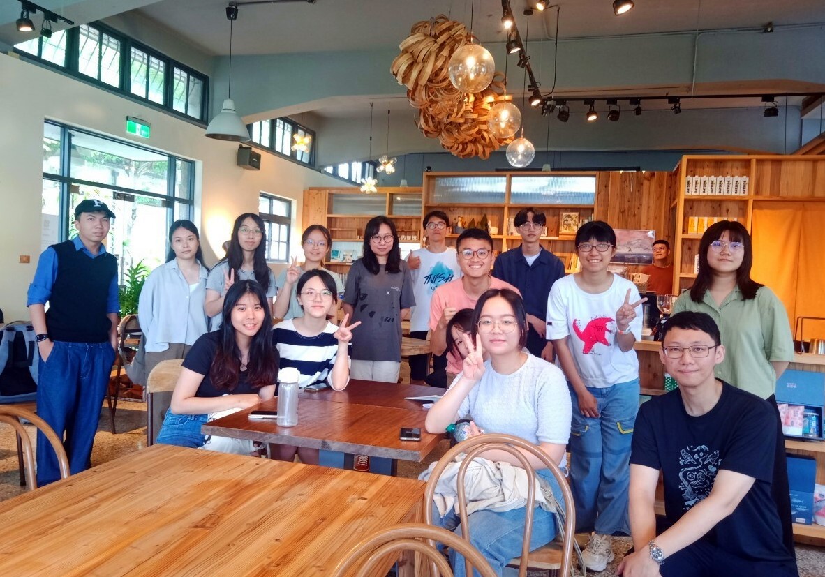5月18日花蓮市區走讀行程結束後,陳昱文老師與同學於樂見里書店進行團體合照