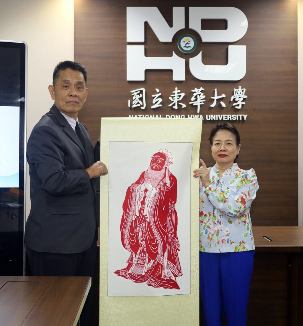 徐輝明校長致贈紙雕孔子畫像予張吳雪娥僑務委員