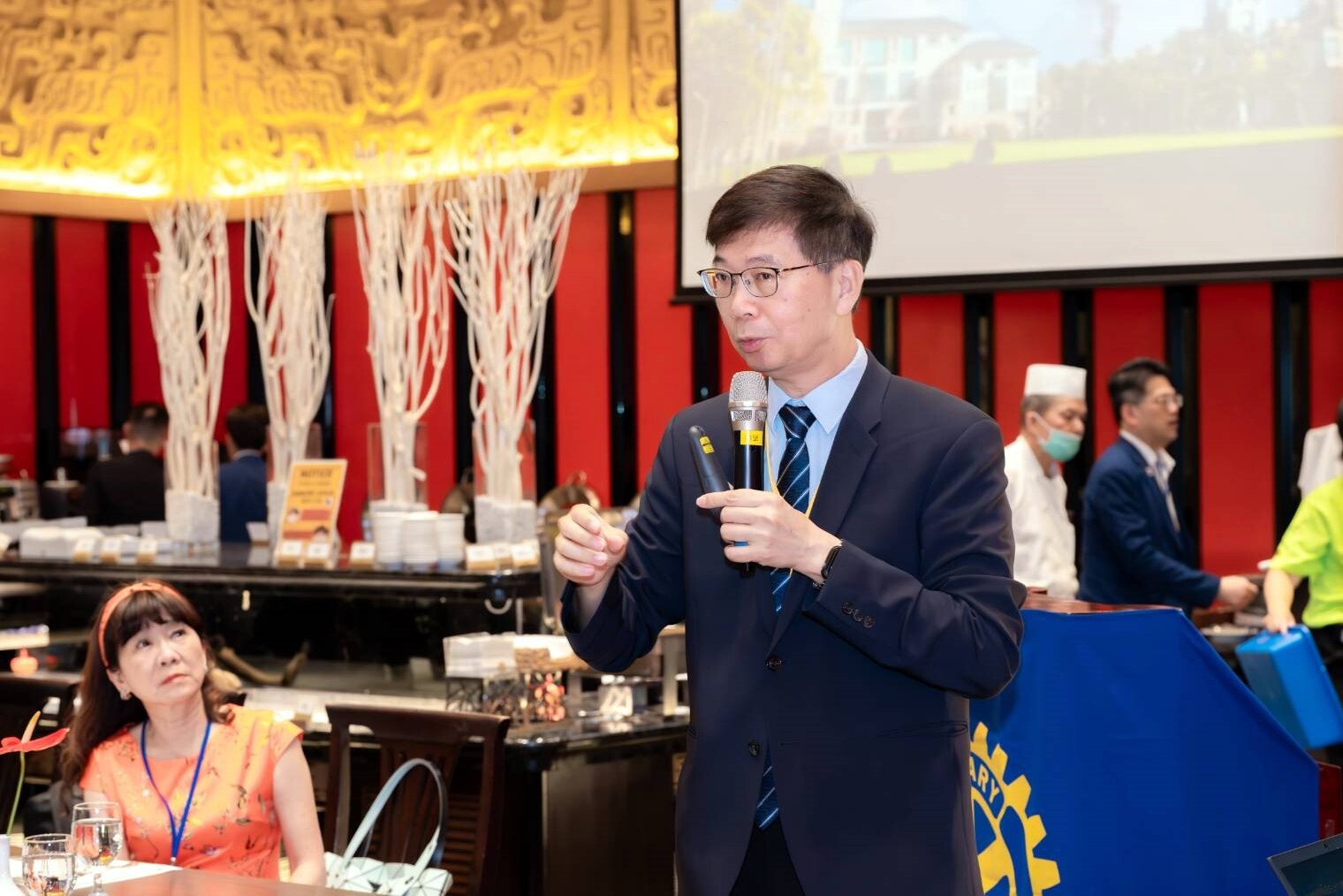 朱景鵬副校長以「因為您的愛.日出東華」為題,說明地震災損、學校在偏鄉服務的努力與捐款將如何透過獨立委員會監督運用