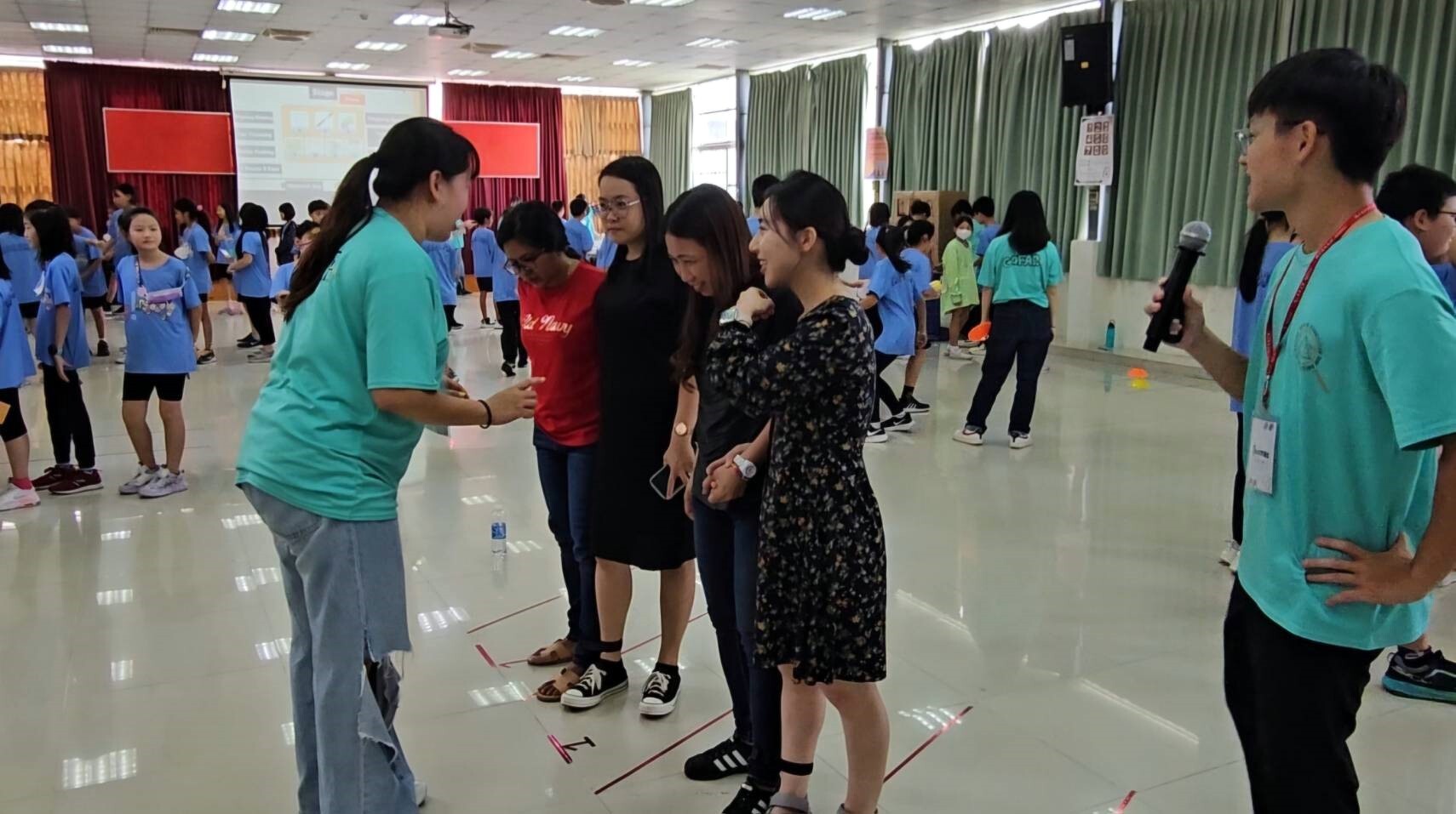 外籍老師對於英語闖關活動倍感興趣,共同體驗兩人三腳遊戲