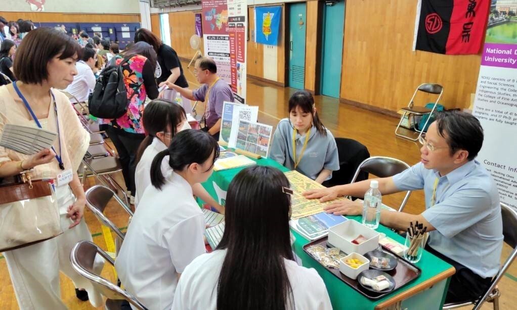 理工學院黃武元院長向家長及學生介紹學校環境,獲得熱烈回應