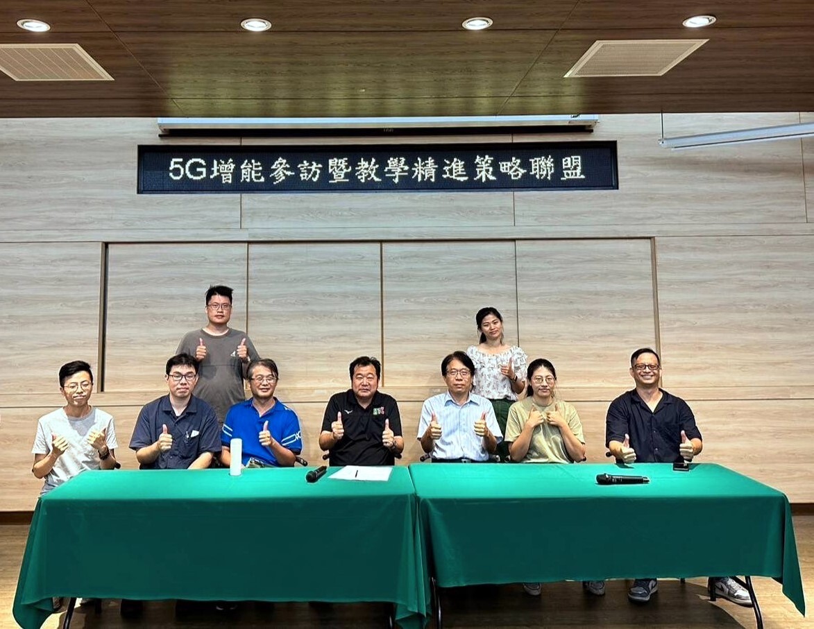 國風國中5G團隊與范熾文主任合影