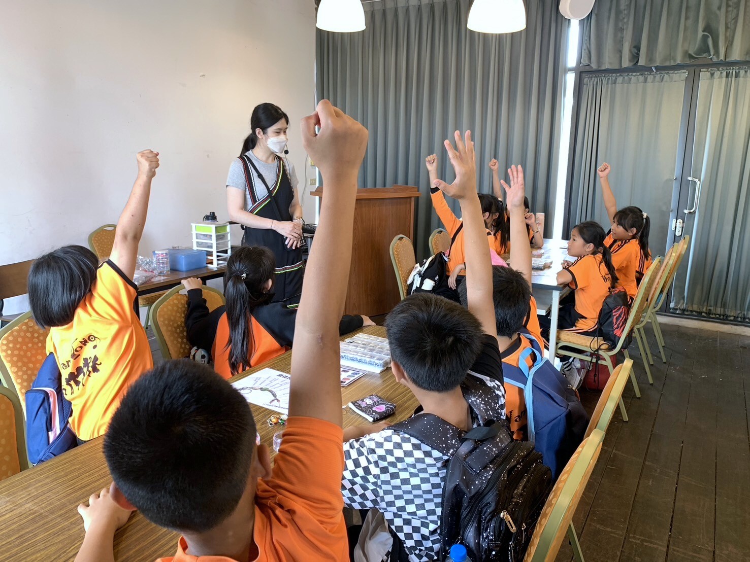 小朋友踴躍回答問題