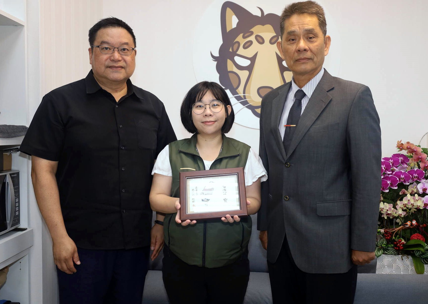 東華大學徐輝明校長致贈紀念品予沈伯洋立委,由辦公室蔡承婷主任代表接受