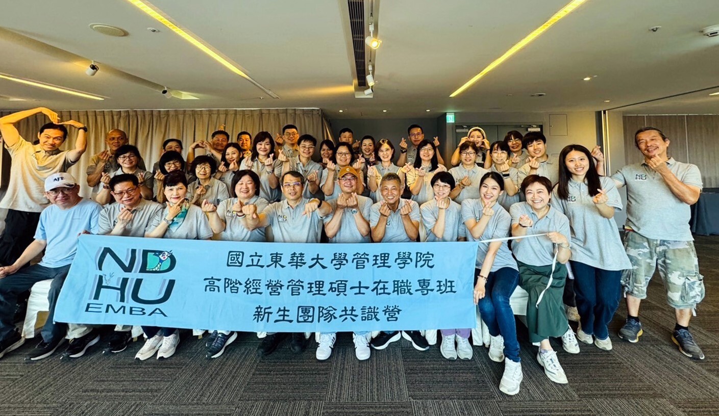 贈衣結束後的大合照
