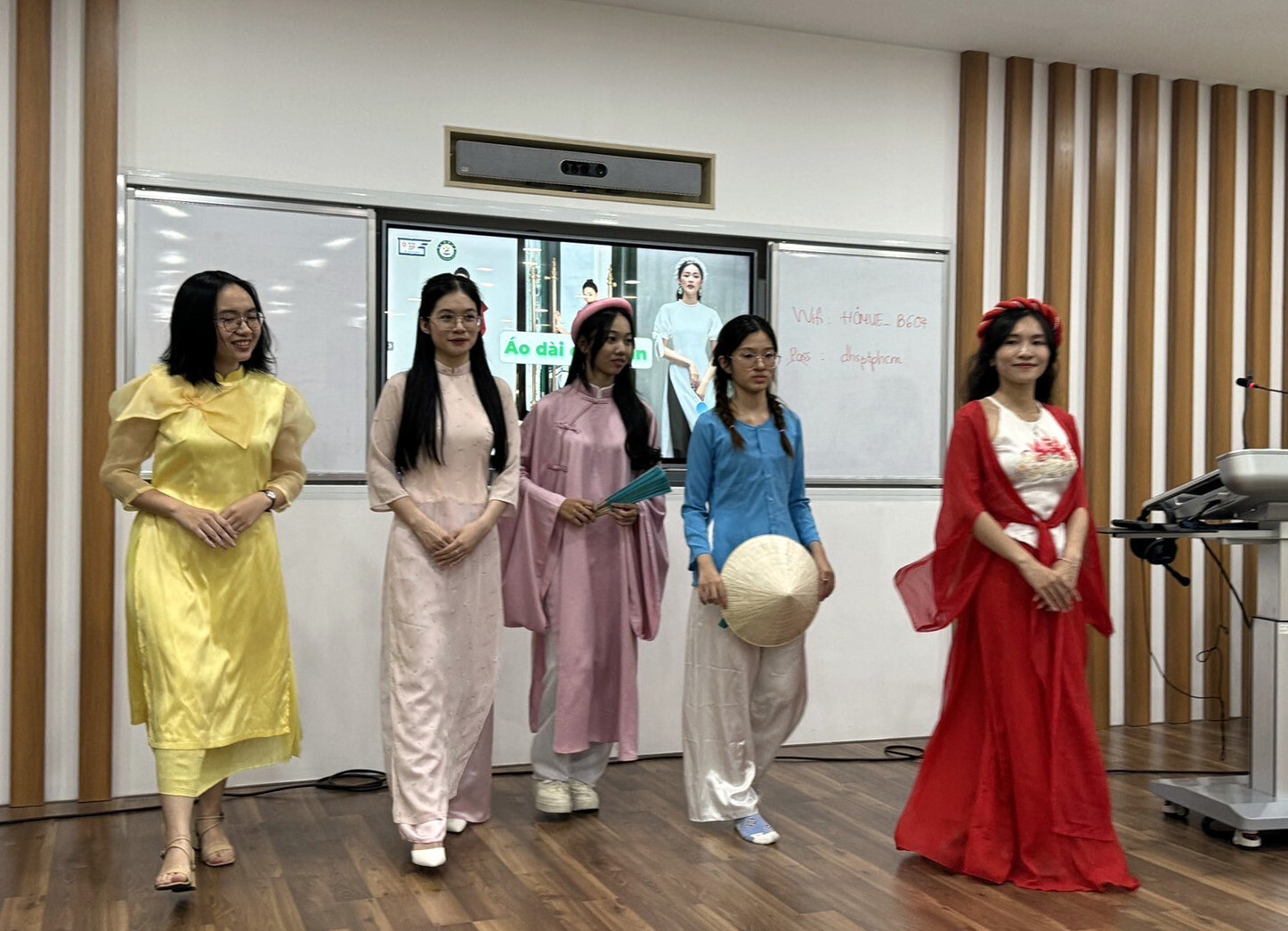 胡志明市教育大學學生介紹越南傳統服飾