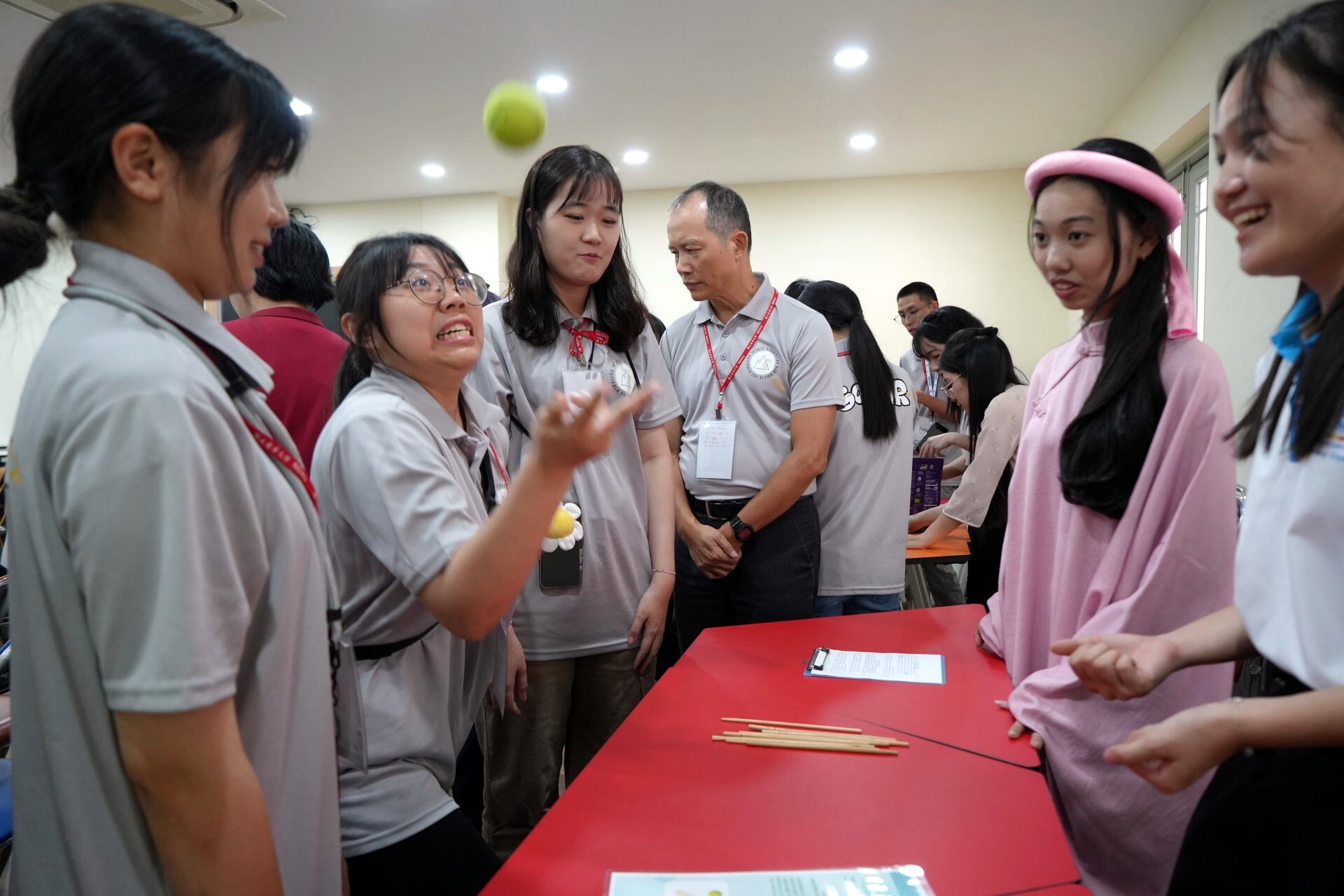 體驗越南特色傳統遊戲筷子球