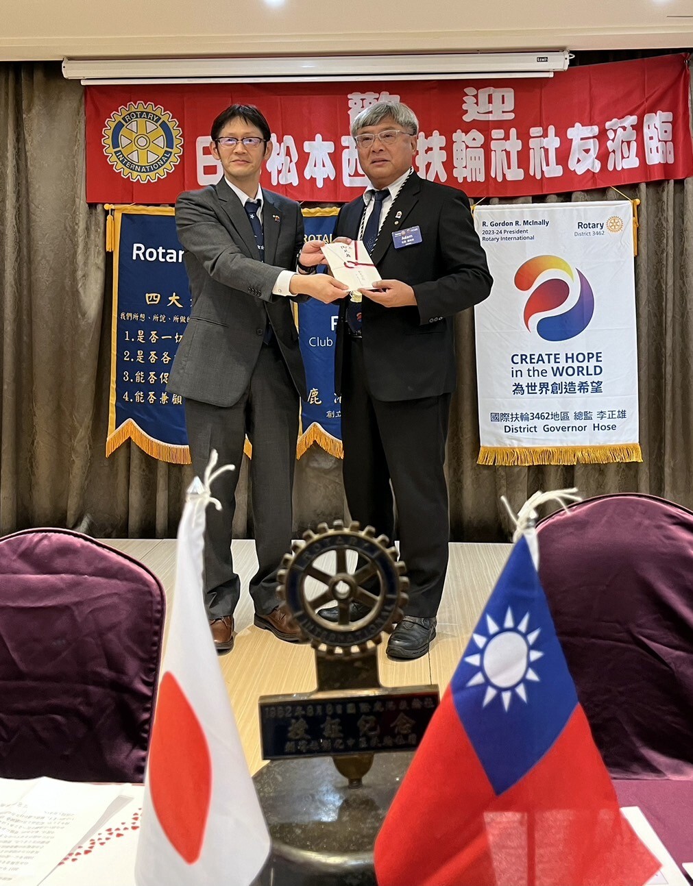日本松本西南扶輪社捐贈,由鹿港扶輪社代表接受
