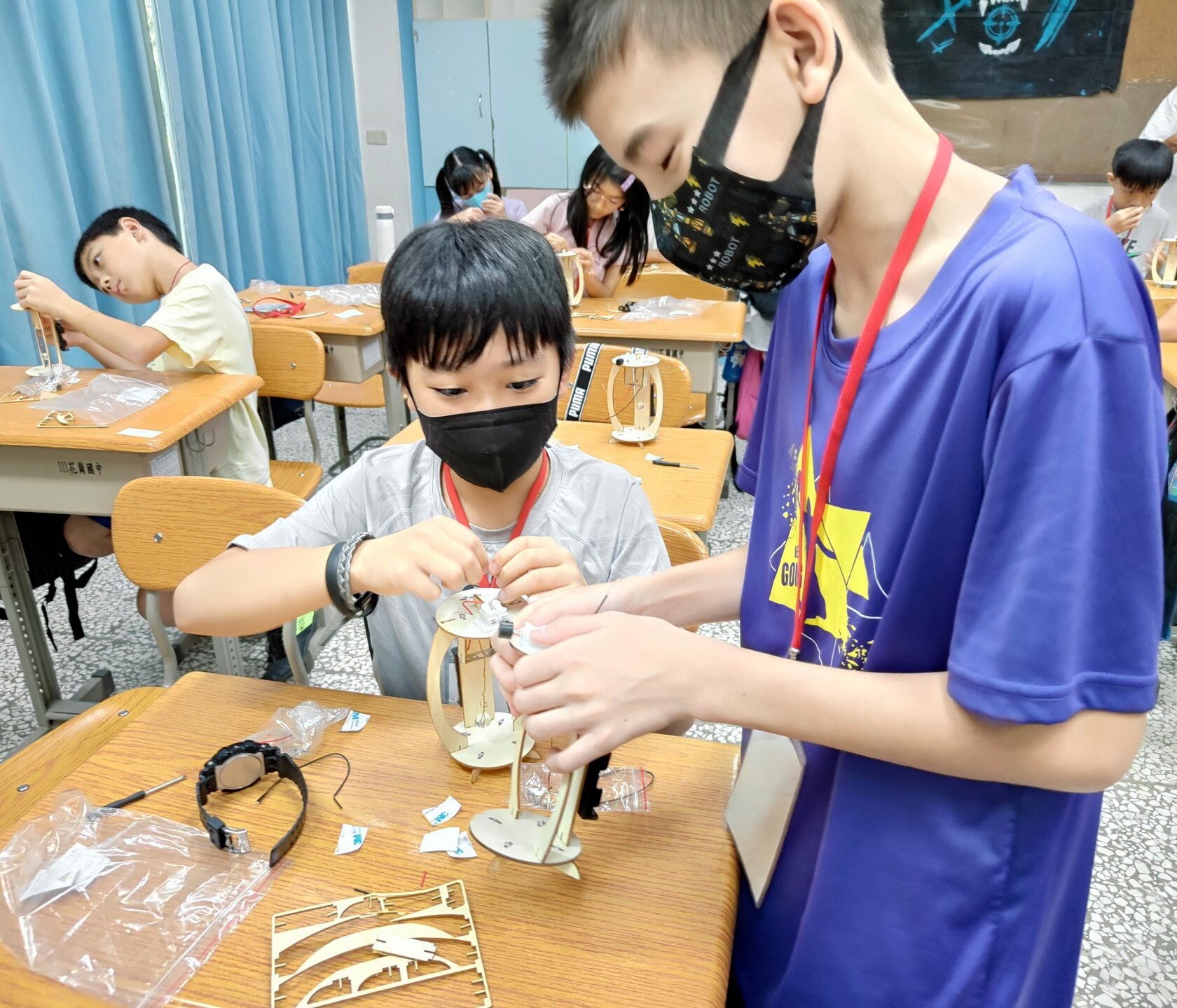 參與學生共同討論製作地震警報器