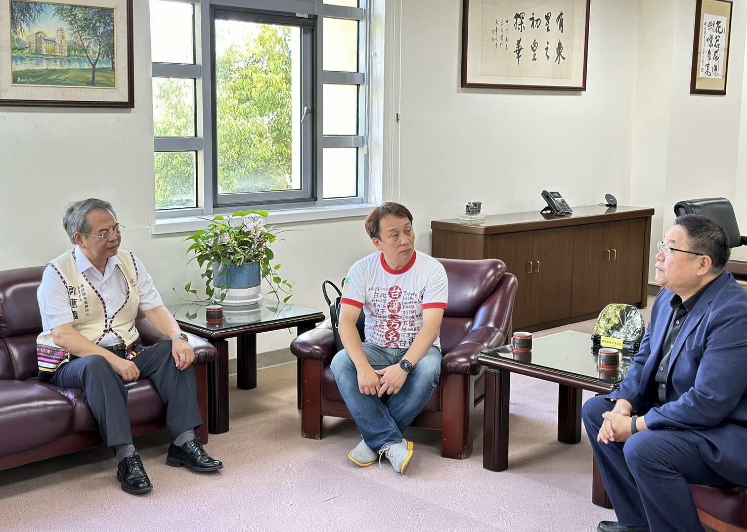日本「愛臺灣會」岡田誠先生、行政院東部聯合服務中心郭應義副執行長及東華大學主任秘書廖慶華教授交換意見