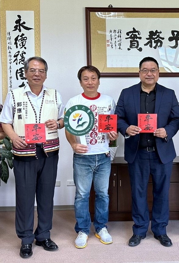 主任秘書廖慶華教授致贈「平安」書法予岡田誠先生