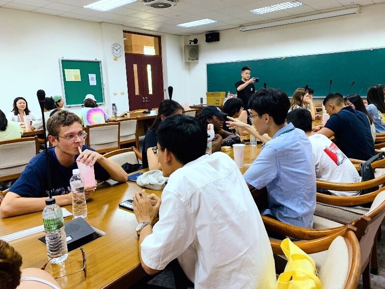 兩校同學熱烈交流討論之二