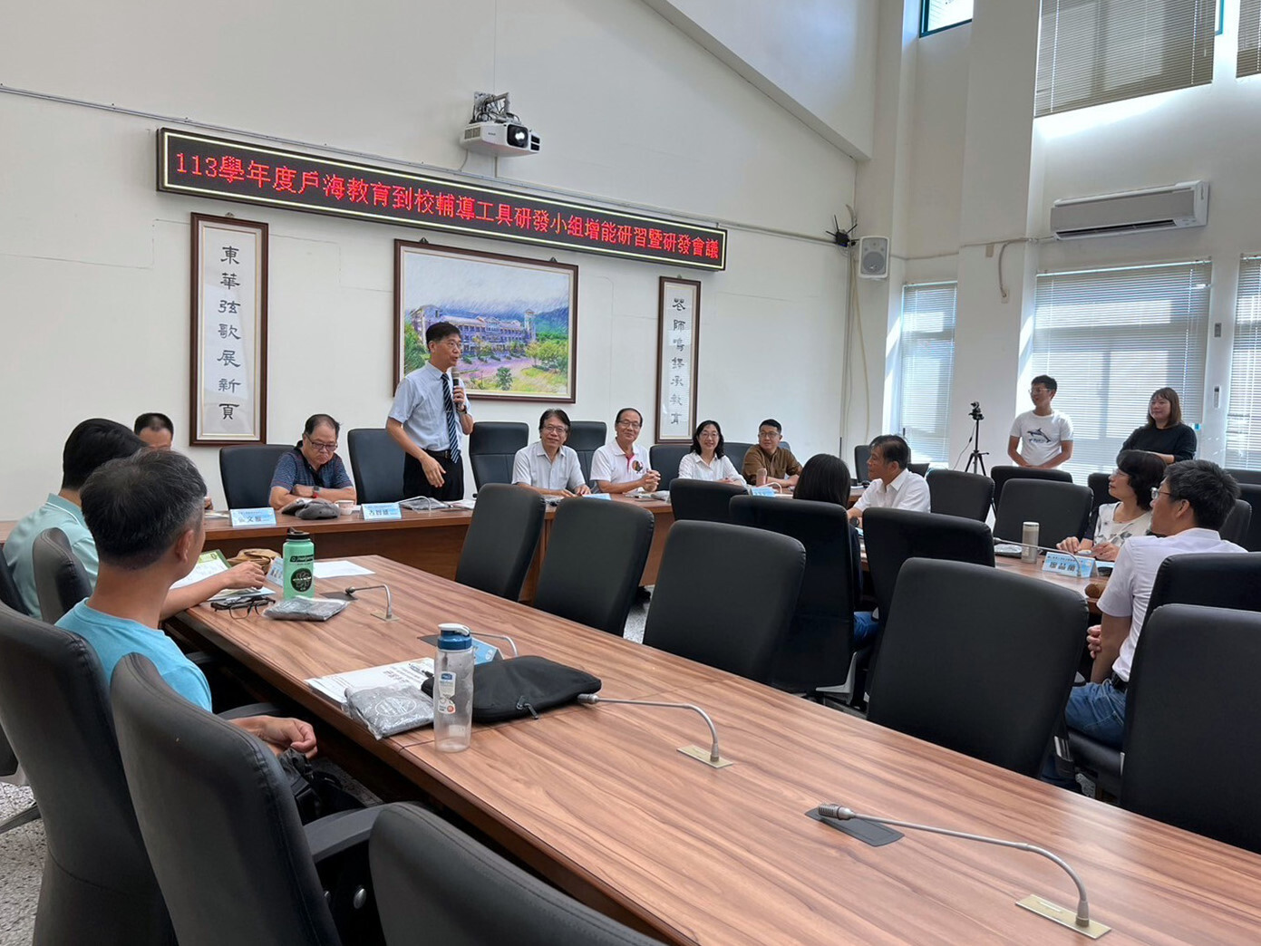 朱景鵬副校長蒞臨致詞,分享推動戶海教育經驗,給予研發小組委員支持與鼓勵