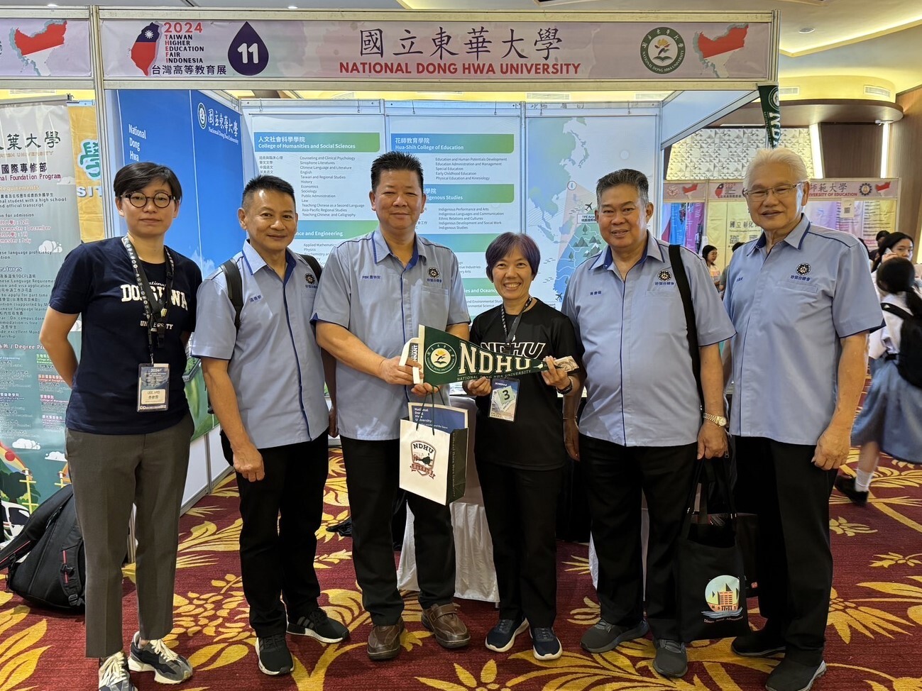 東馬砂拉越留臺同學會蕭特財總會長一行人特地於教育展坤甸場次拜會致意