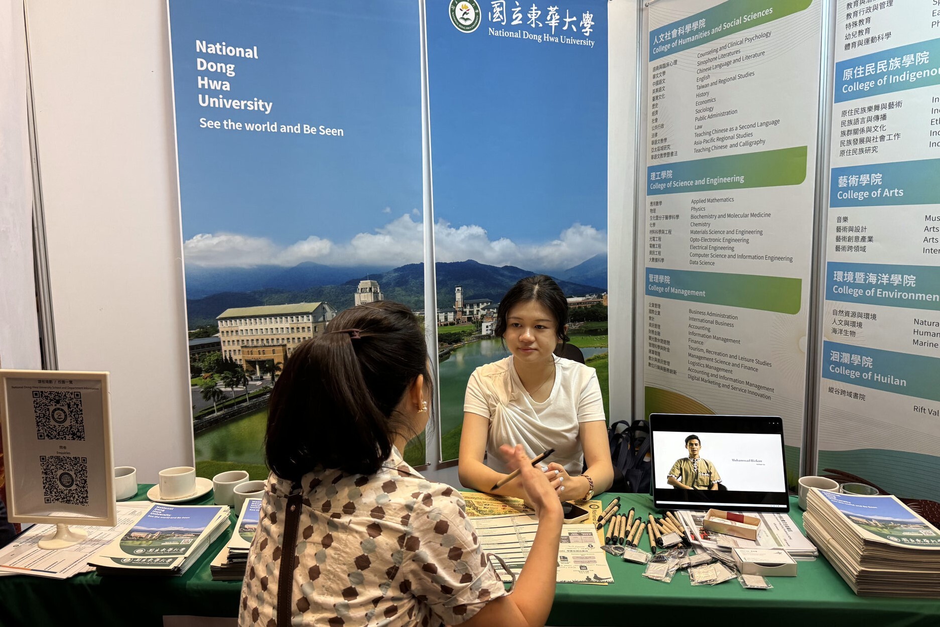 首場雅加達一開展,即有大量學生和家長前來諮詢