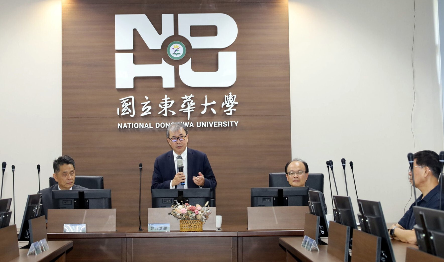 教育部鄭英耀部長致詞感謝東華大學全體教職員努力恢復校園教學環境