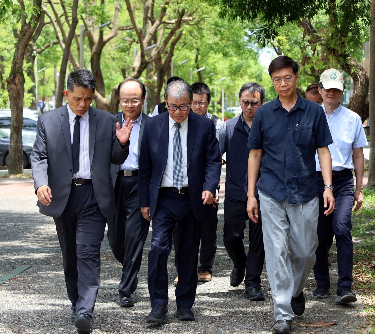 鄭英耀部長於東華大學實地勘察復原情形,徐輝明校長陪同介紹各場地復原進度