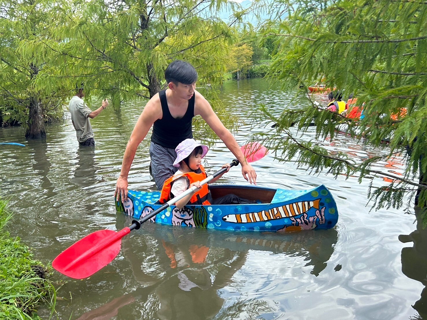 東華大學長陪伴溪口國小生划baby canoe