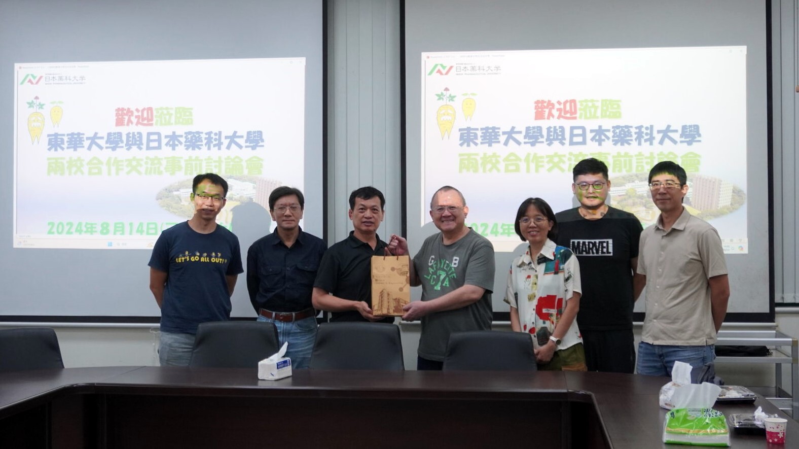 理工學院致贈禮物予陳福士教授