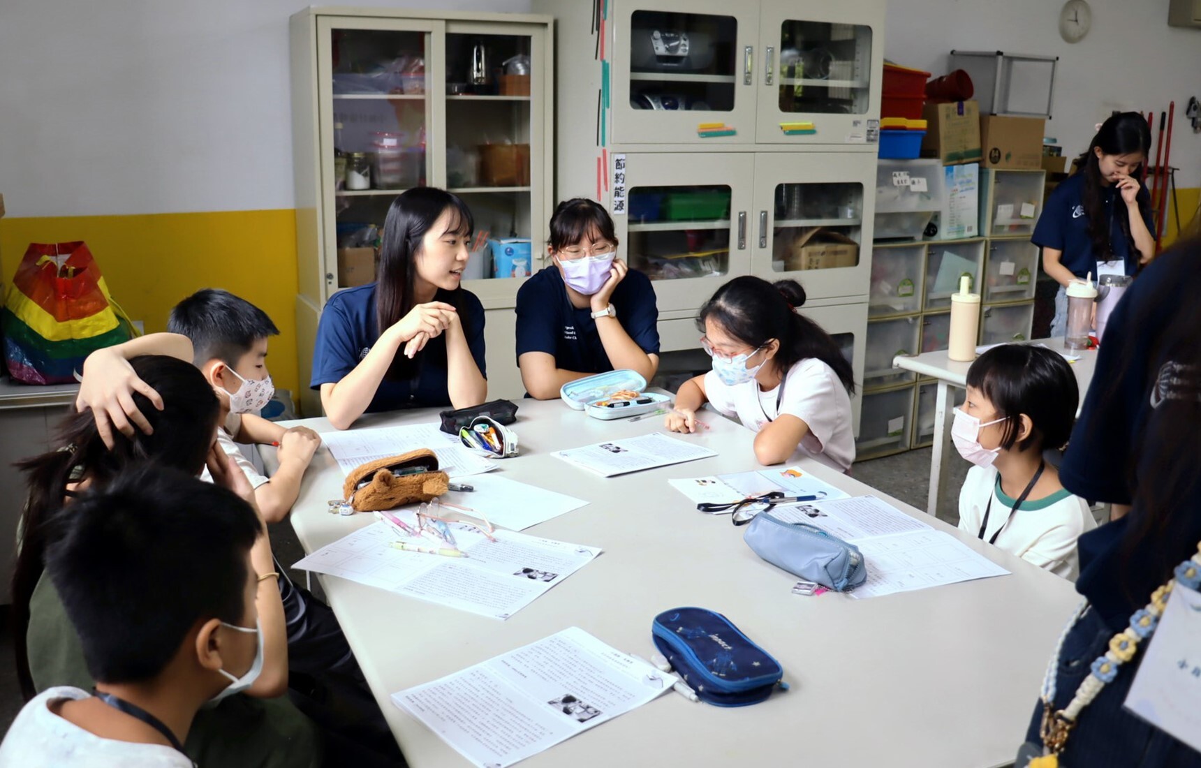 帶領學生討論真假新聞的辨認