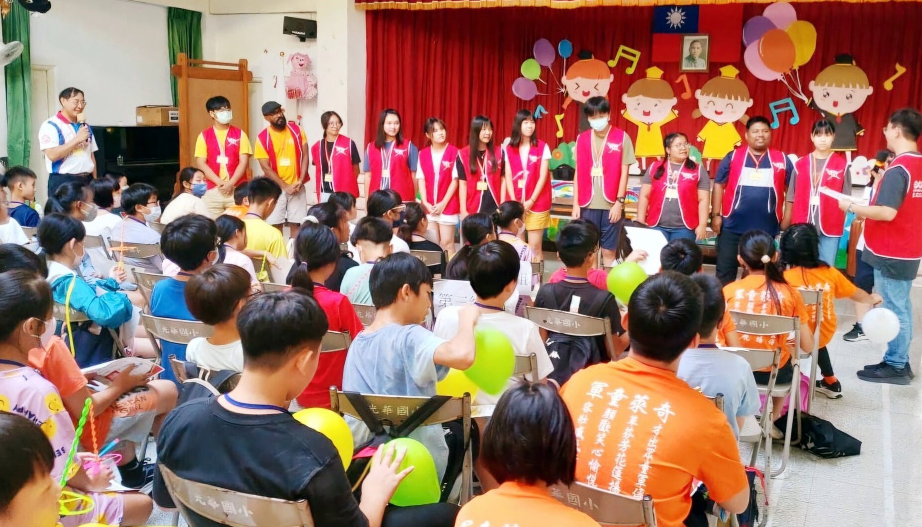 東華大學曾賢德教授(右)頒發服務證書,感謝科學志工們認真擔任關主