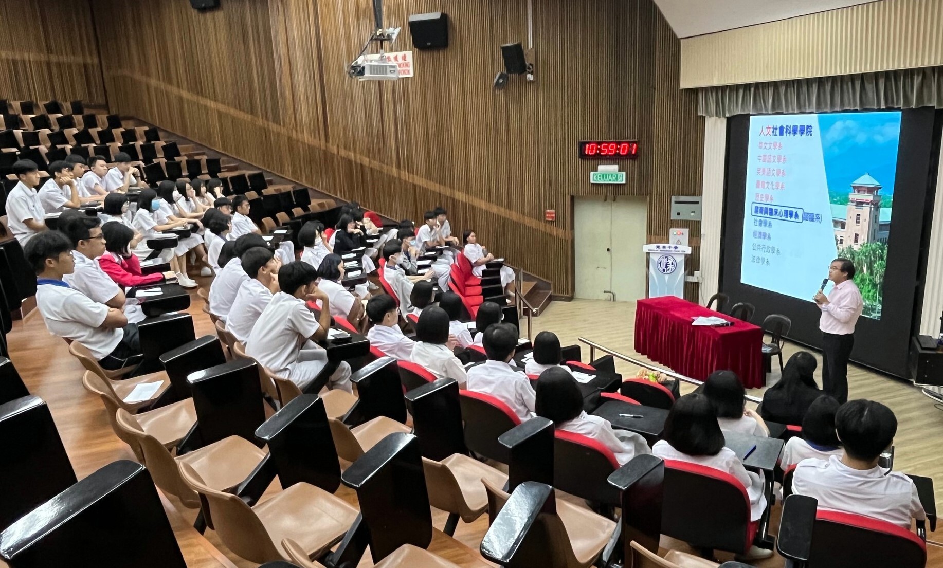 至新山寬柔中學進行招生活動,與學生進行座談會,同學專注聆聽