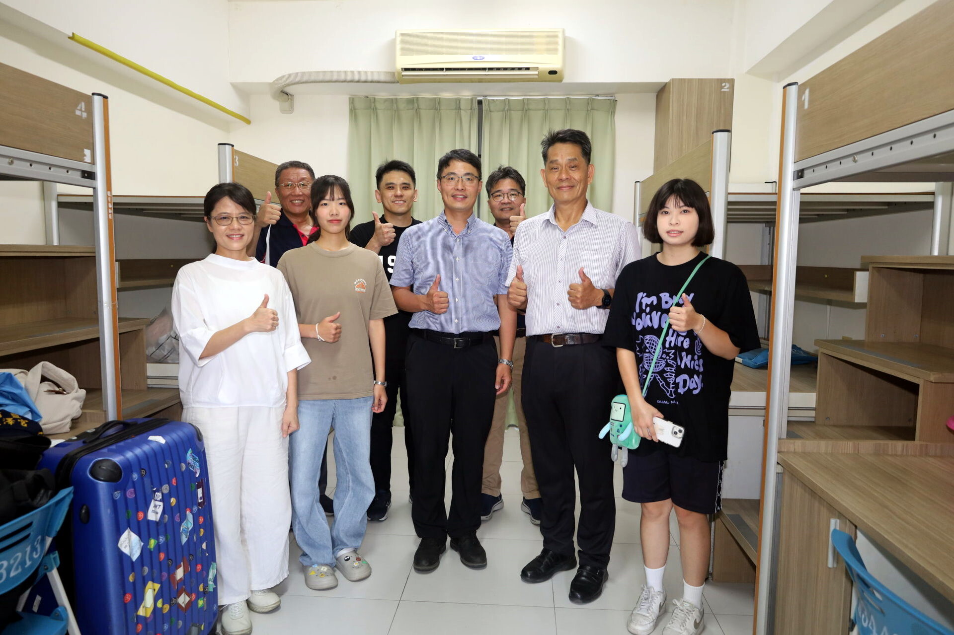 校長關心新生入住情況,親切問候新生,祝福學習順利,並與家長交流