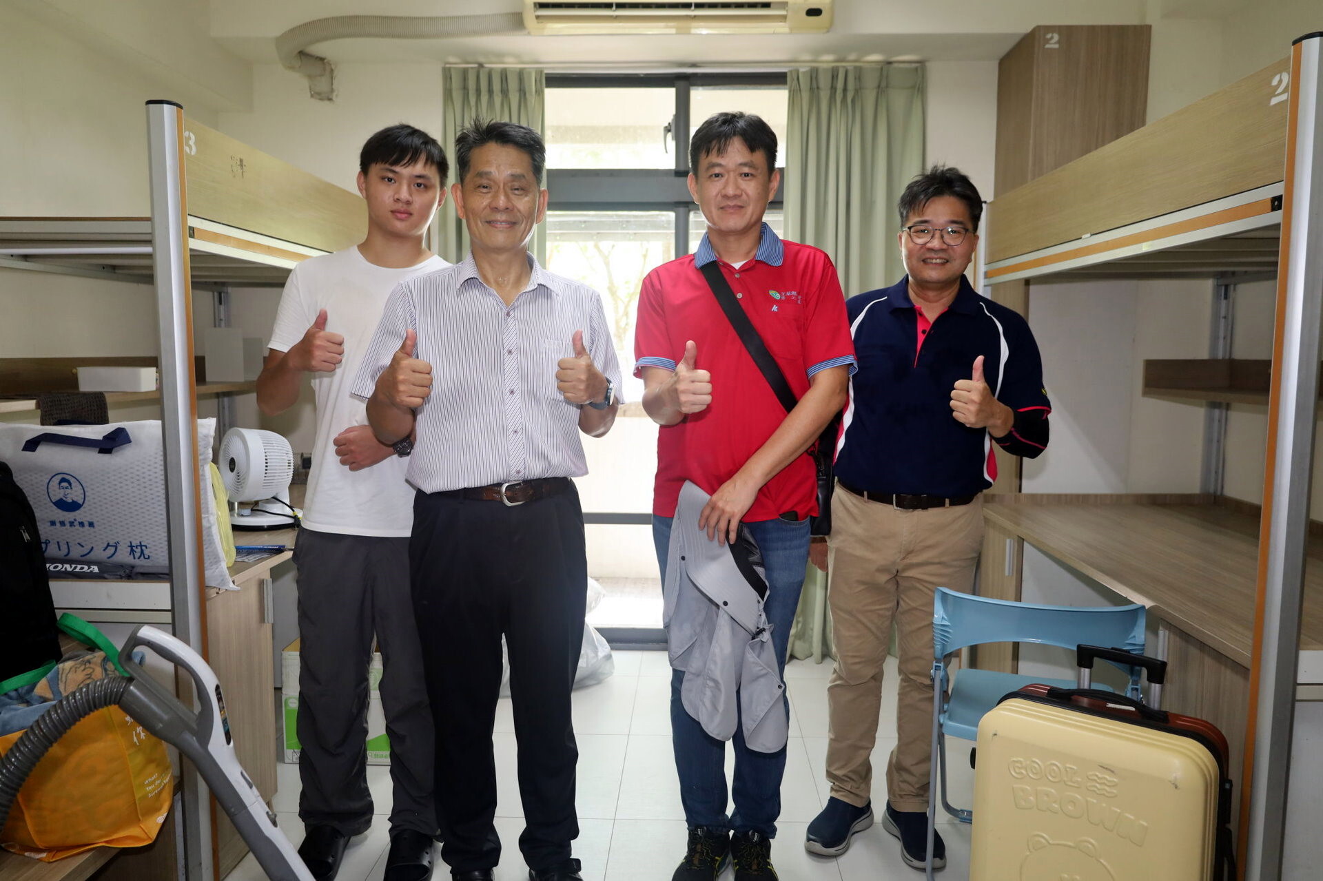 校長與新生及家長合照