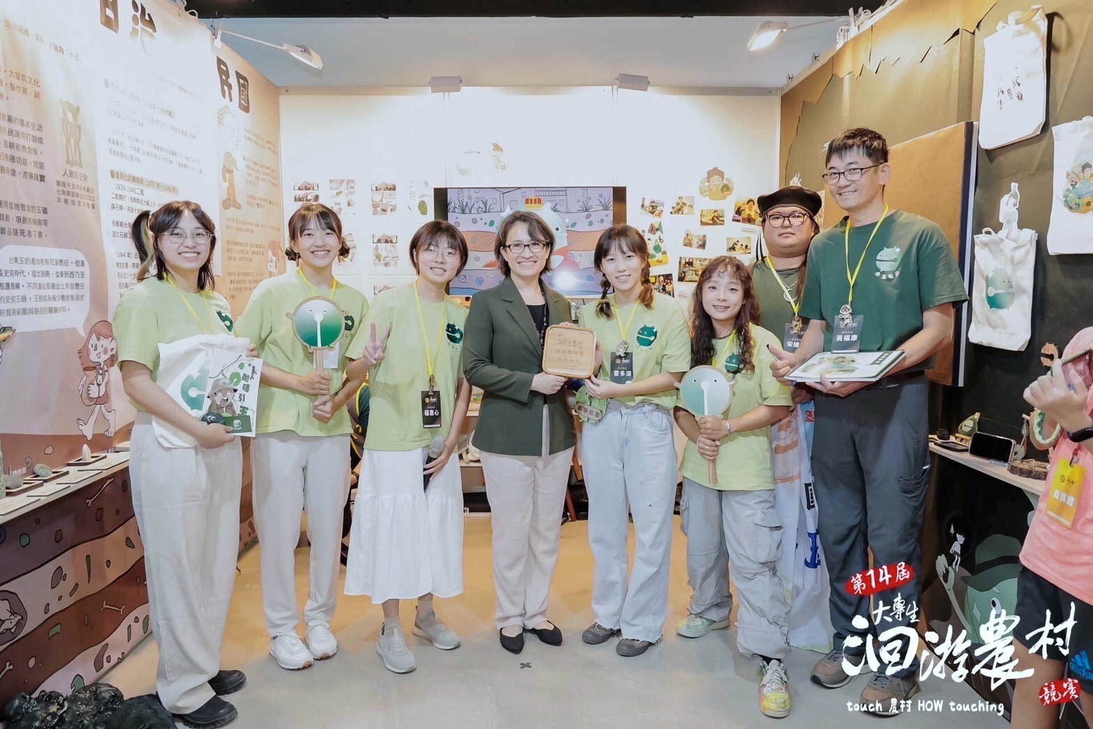 蕭副總統與國立東華大學得獎人員合影
