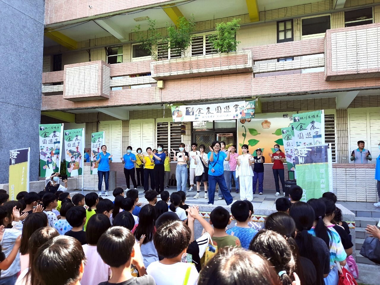 東華大學為200名國小學生舉辦活動