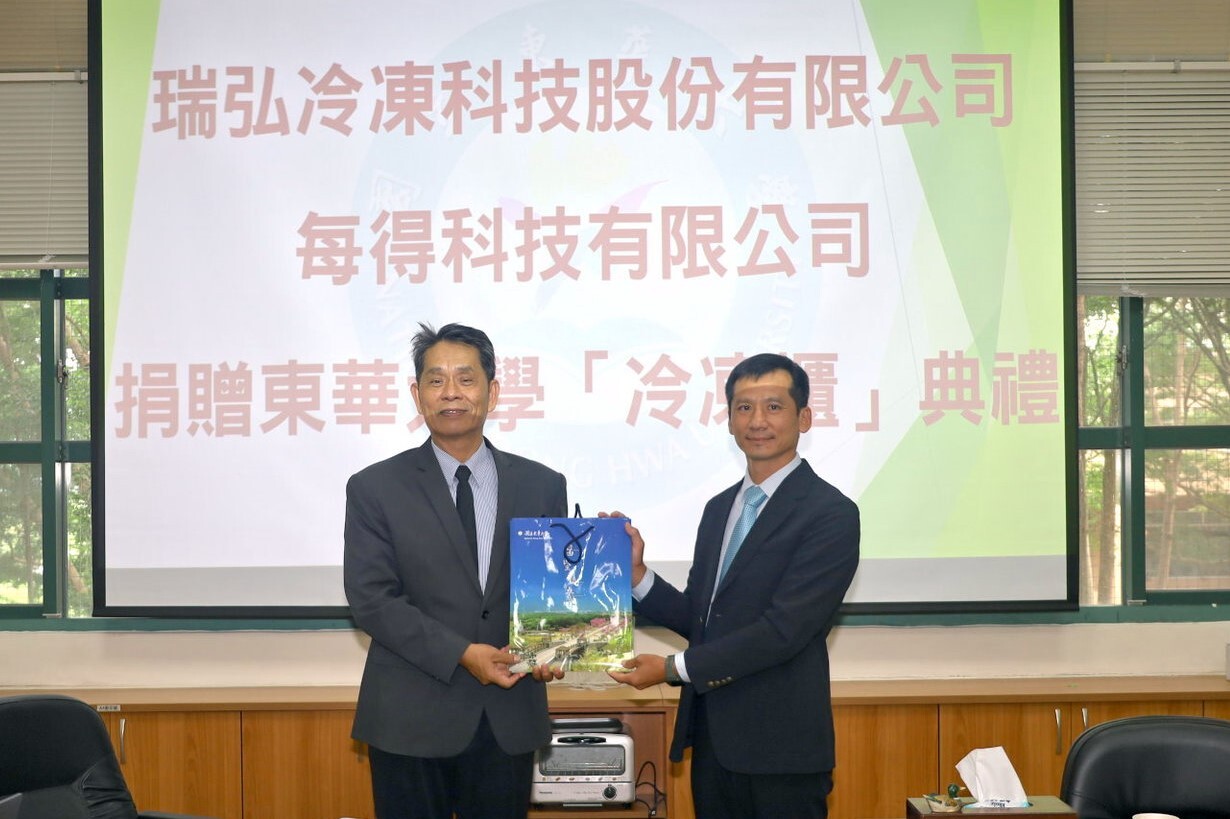 東華大學徐輝明校長代表致贈感謝狀
