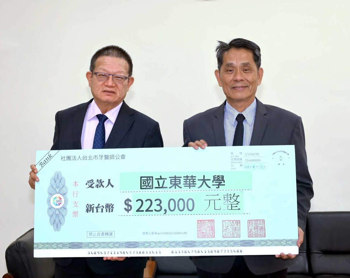 台北市牙醫師公會理事長周彥儒代表捐贈,徐輝明校長接受