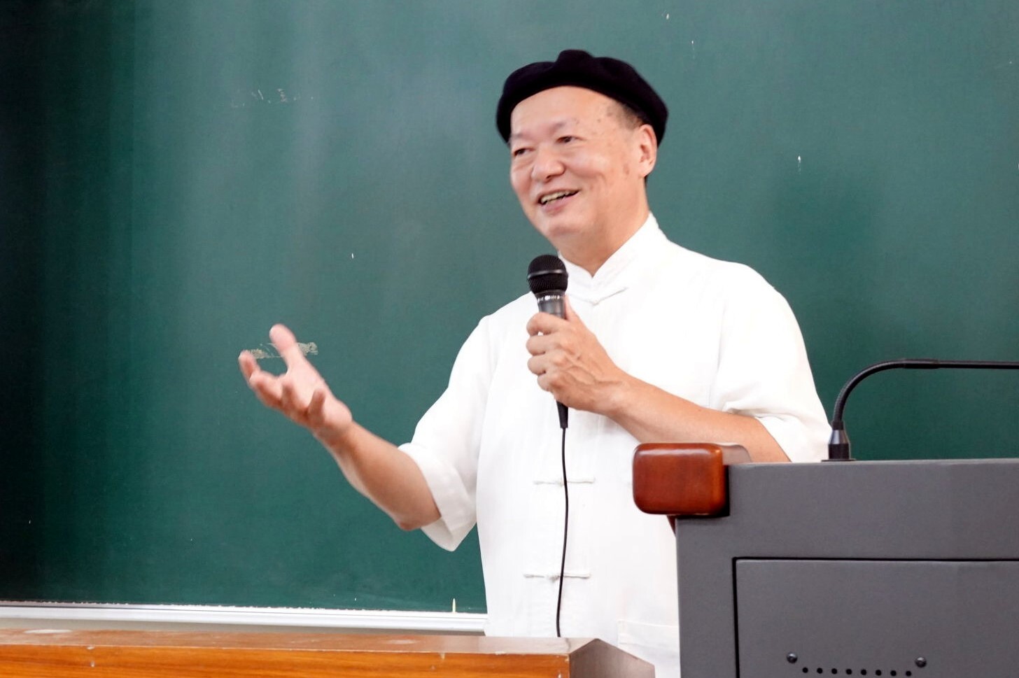 林安梧教授以「中國哲學研究涉及的『話語』與『方法』諸問題之反思」為題開講