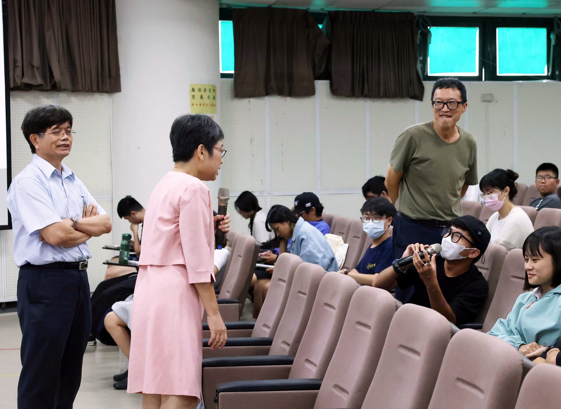 講者熱情與現場學生們互動交流