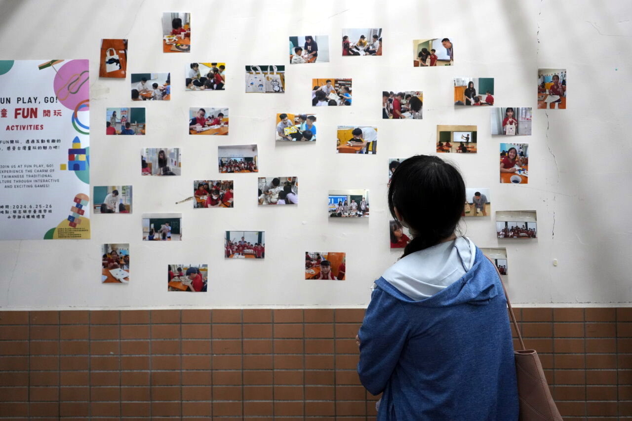 參與同學投入欣賞靜態成果展