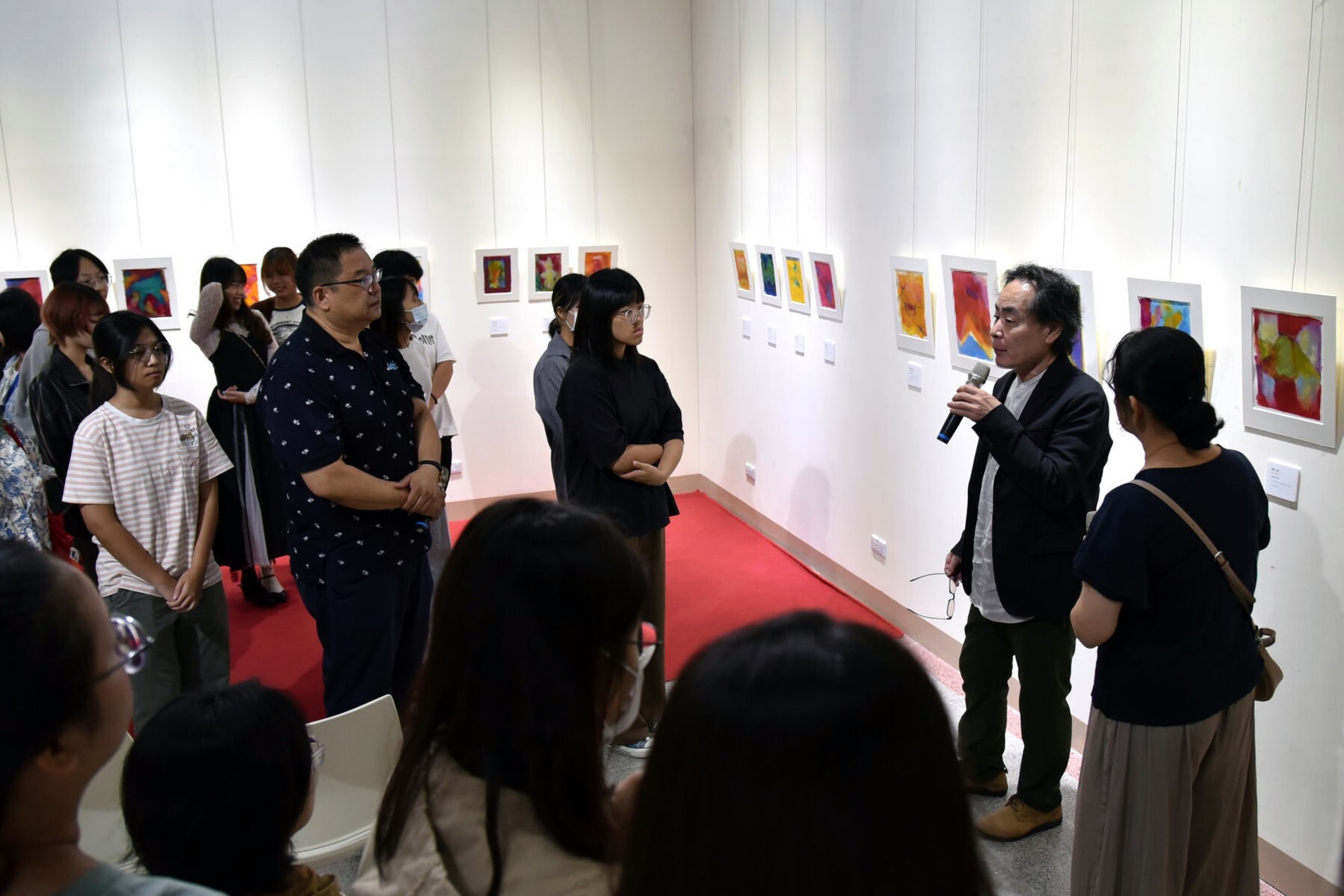 高橋昌人老師與學生分享作品